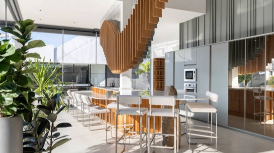 Aproveite ao máximo a luz natural na construção de sua sala de jantar.