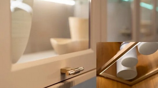 Armários com LED interno deixam louças e mantimentos sempre visíveis.