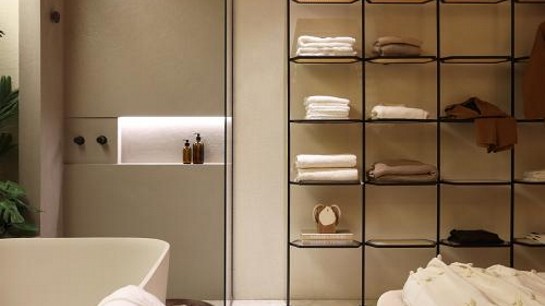 O bom uso do espaço vertical ajuda tanto no espaço quanto no design do ambiente.