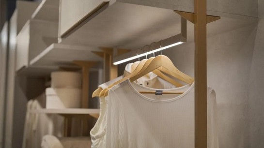 Prateleiras ajustáveis e divisórias inteligentes permitem maior personalização.