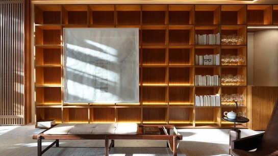 O equilíbrio dos tons que trazem sintonia para o espaço Wabi-sabi.