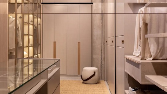 Um closet planejado não só facilita a organização diária, mas também contribui para a preservação de suas roupas, sapatos e acessórios.