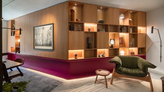 Móveis planejados harmonizam o ambiente com o auxílio de peças selecionadas.